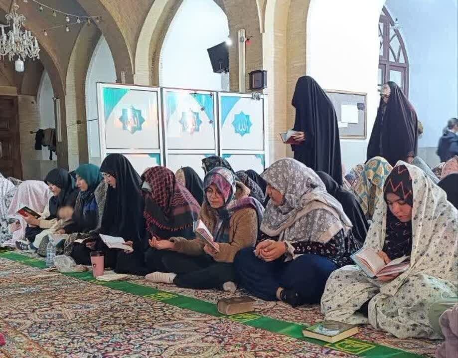 عطر اعتکاف در مسجد امام کرمان؛ خلوت دختران دانش آموز با پروردگار