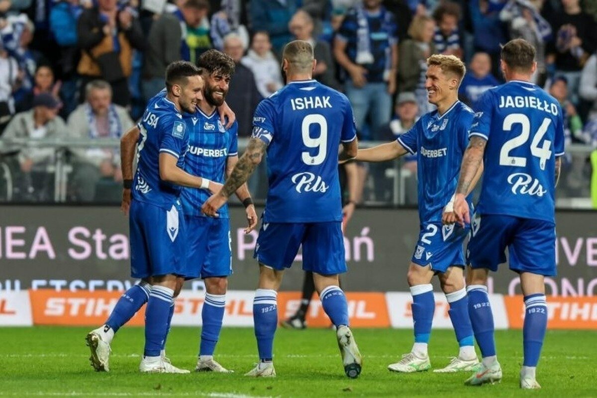 اردوی زمستانی لخ پوزنان به همراه بازیکن ایرانی خود در امارات