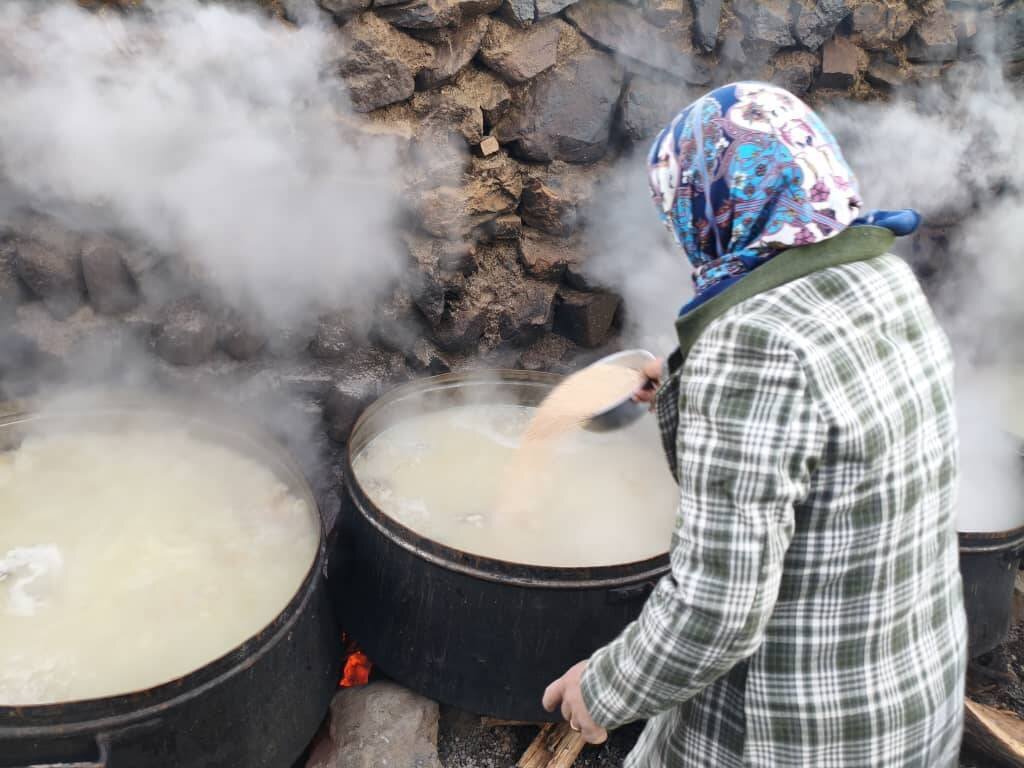 آیین «حلیم نذری» در روستای کبیر؛ از خاک تا دیگ، عشق امام حسین (ع) می‌جوشد