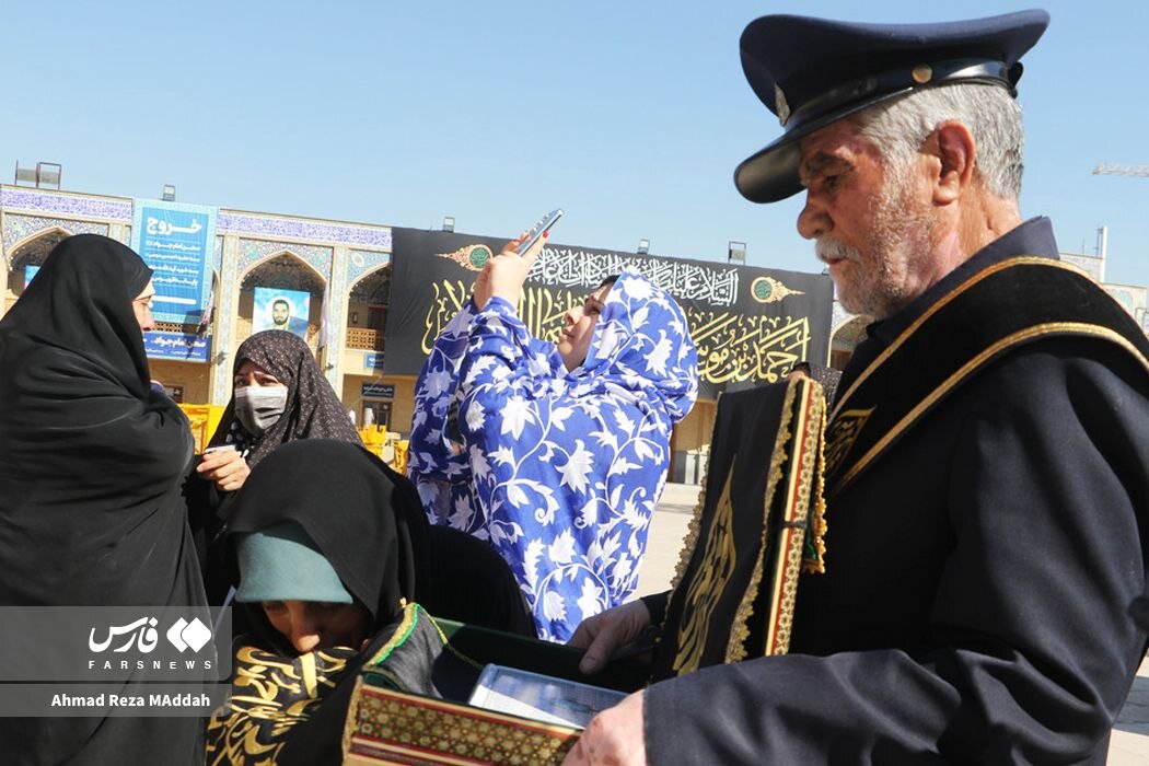 آیین تعویض پرچم حرم مطهر حضرت شاهچراغ (ع)