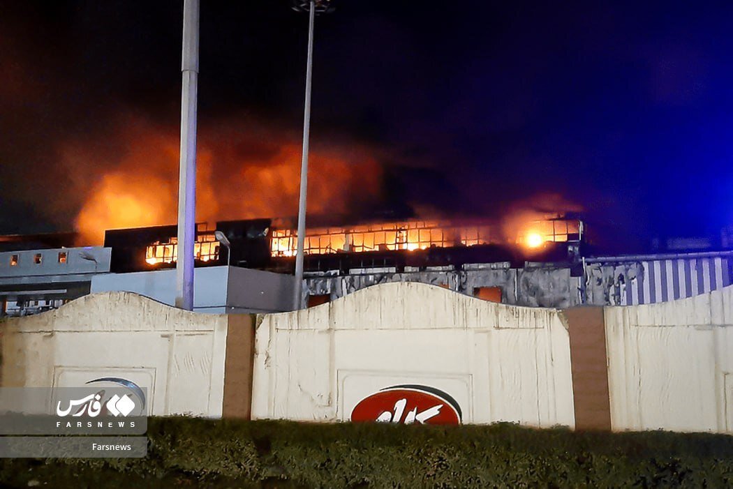 عکس/ تصاویری از آتش‌سوزی در کارخانۀ کالۀ آمل