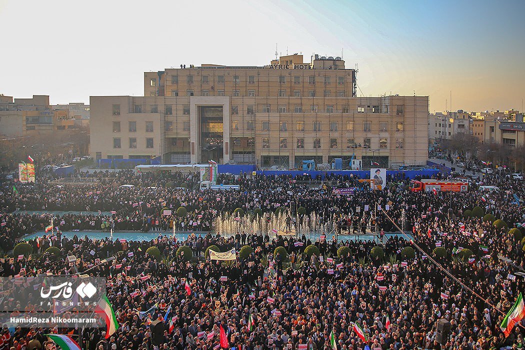 عکس/ تجمع بزرگ مردمی اصفهانی‌ها علیه گرانی‌ها و اغتشاش‌گران