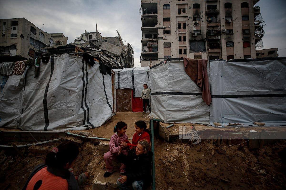 عکس/ جدال آوارگان غزه با سرمای استخوان‌سوز