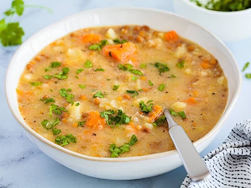 چگونه سوپ برنج و مرغ را با نیم دانه درست کنیم؟