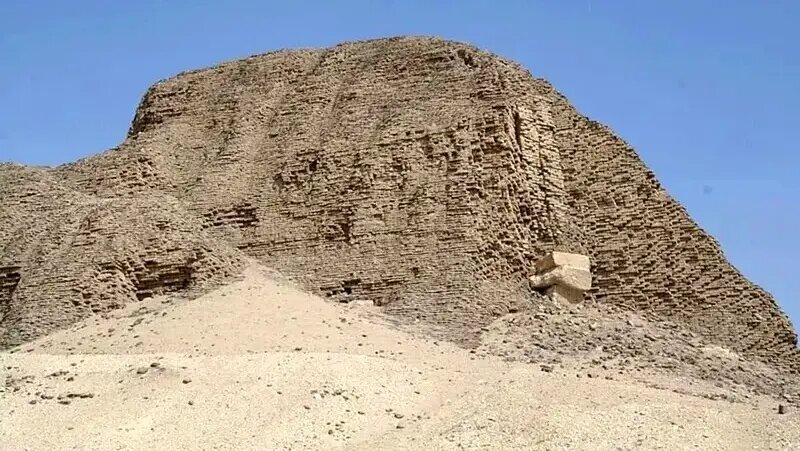 راز هرم شناور؛ معمایی که موجب شگفتی باستانشناسان شد! | عکس