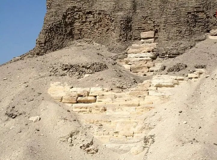 راز هرم شناور؛ معمایی که موجب شگفتی باستانشناسان شد! | عکس