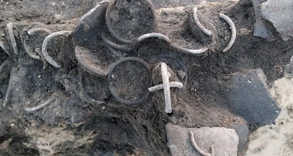 راز دستبندهای شیشه‌ای ۸۰۰ ساله | عکس