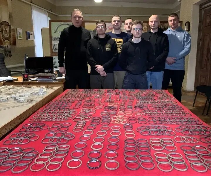 راز دستبندهای شیشه‌ای ۸۰۰ ساله | عکس