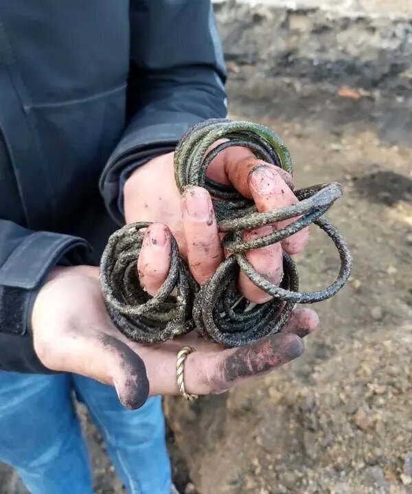 راز دستبندهای شیشه‌ای ۸۰۰ ساله | عکس