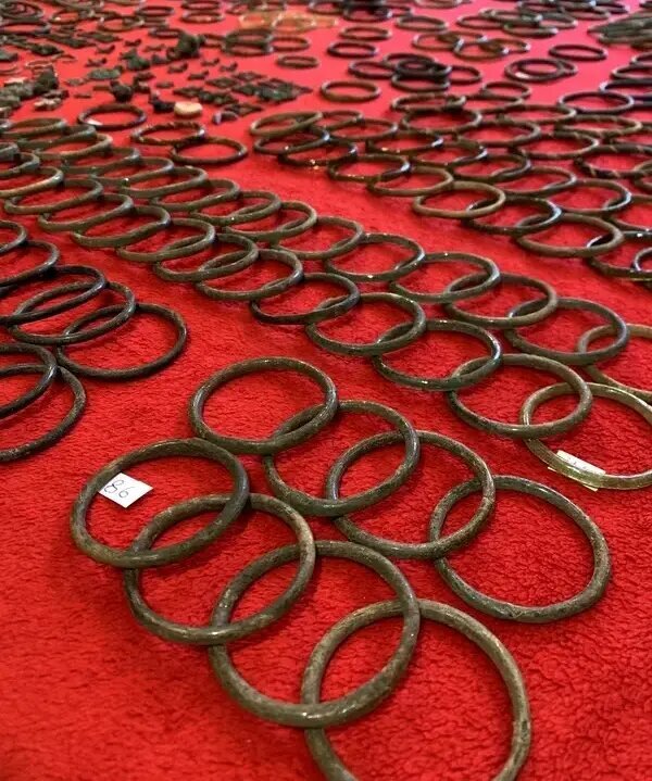 راز دستبندهای شیشه‌ای ۸۰۰ ساله | عکس