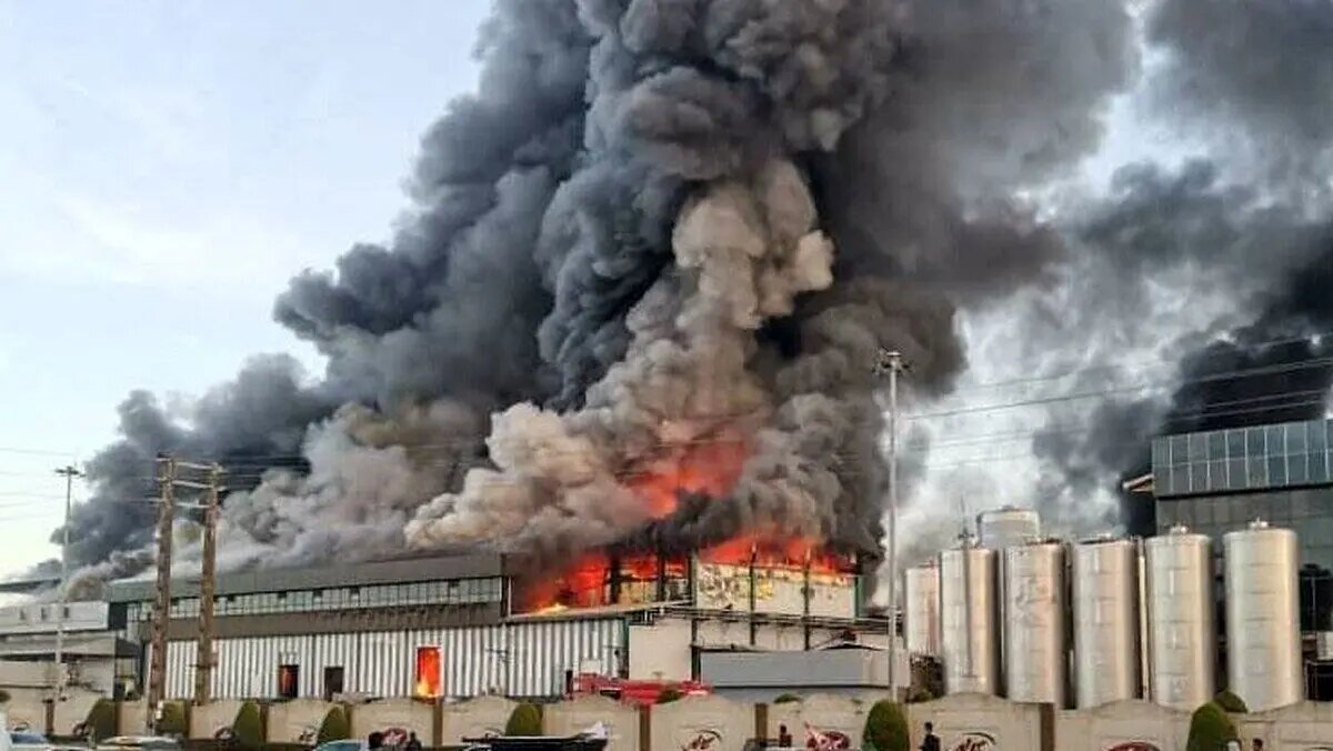 در آتش سوزی کارخانه «کاله آمل» ۵ کارگر مصدوم شده اند