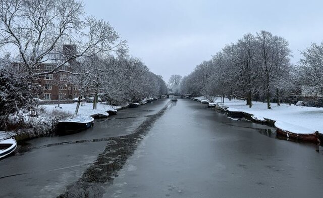 برف و سرما در «آمستردام» و «پاریس» زندگی مردم را مختل کرد