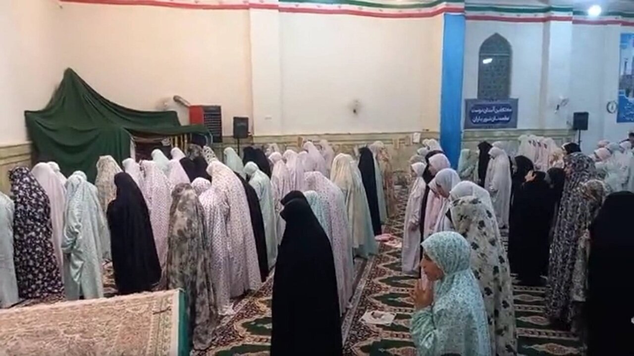 حال و هوای آستان مقدس امامزاده هاشم بن علی (ع) آران و بیدگل در روز پایانی اعتکاف