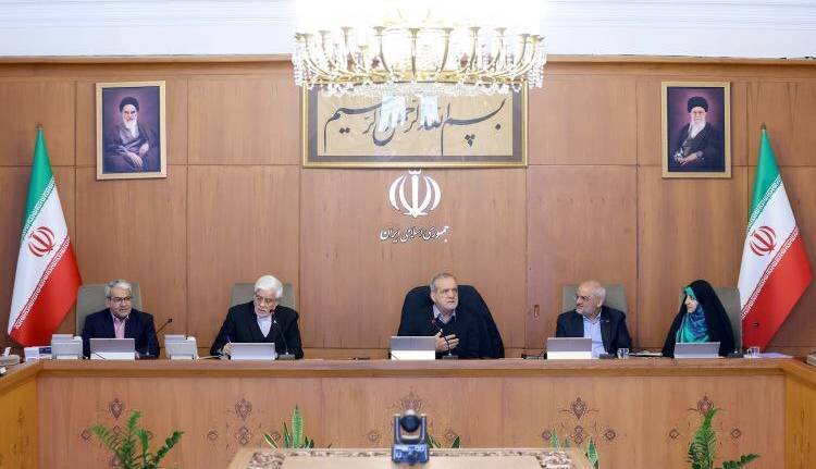 پزشکیان: مقابله جدی و همه‌جانبه با فساد و رانت ارزی به صورت مستمر در دستور کار باشد