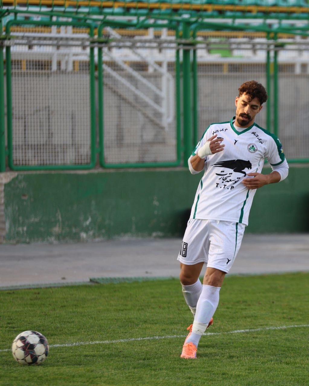 پایان 10 ماه دوری مهاجم استقلالی از میادین