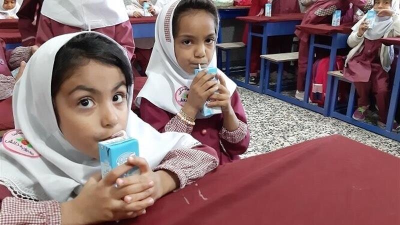 انتقاد وزارت بهداشت از پیشنهاد حذف بودجه شیر مدارس / خطر تشدید کوتاه قدی در کودکان