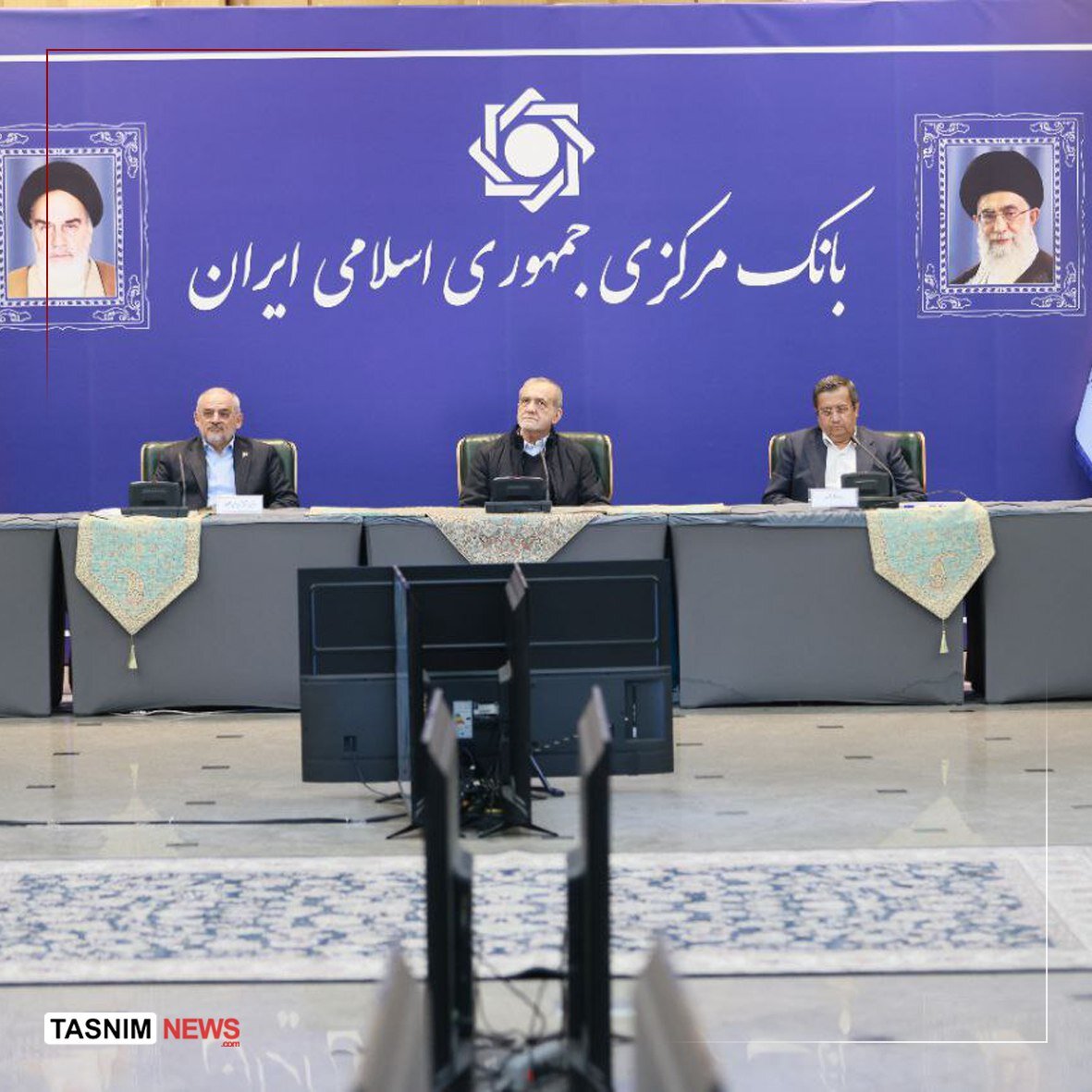 پزشکیان به بانک‌مرکزی رفت