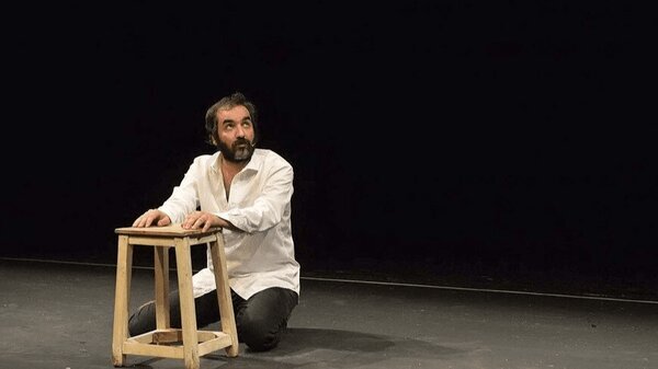 آقای بازیگر این تئاتر را  به خاطر مردم رایگان کرد