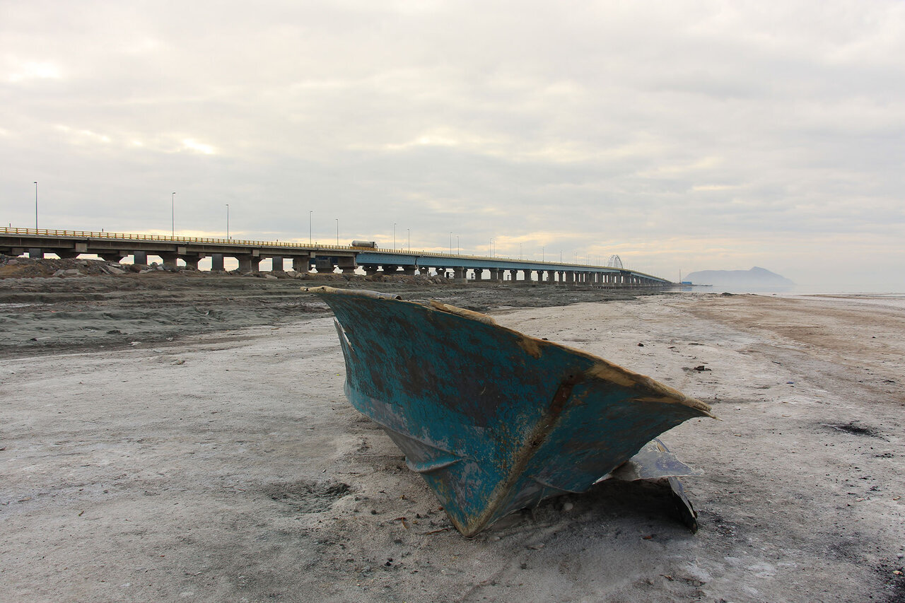 دریاچه ارومیه کویر باتلاقی میشود | رسوب حدود ۳ میلیارد متر مکعب نمک در دریاچه