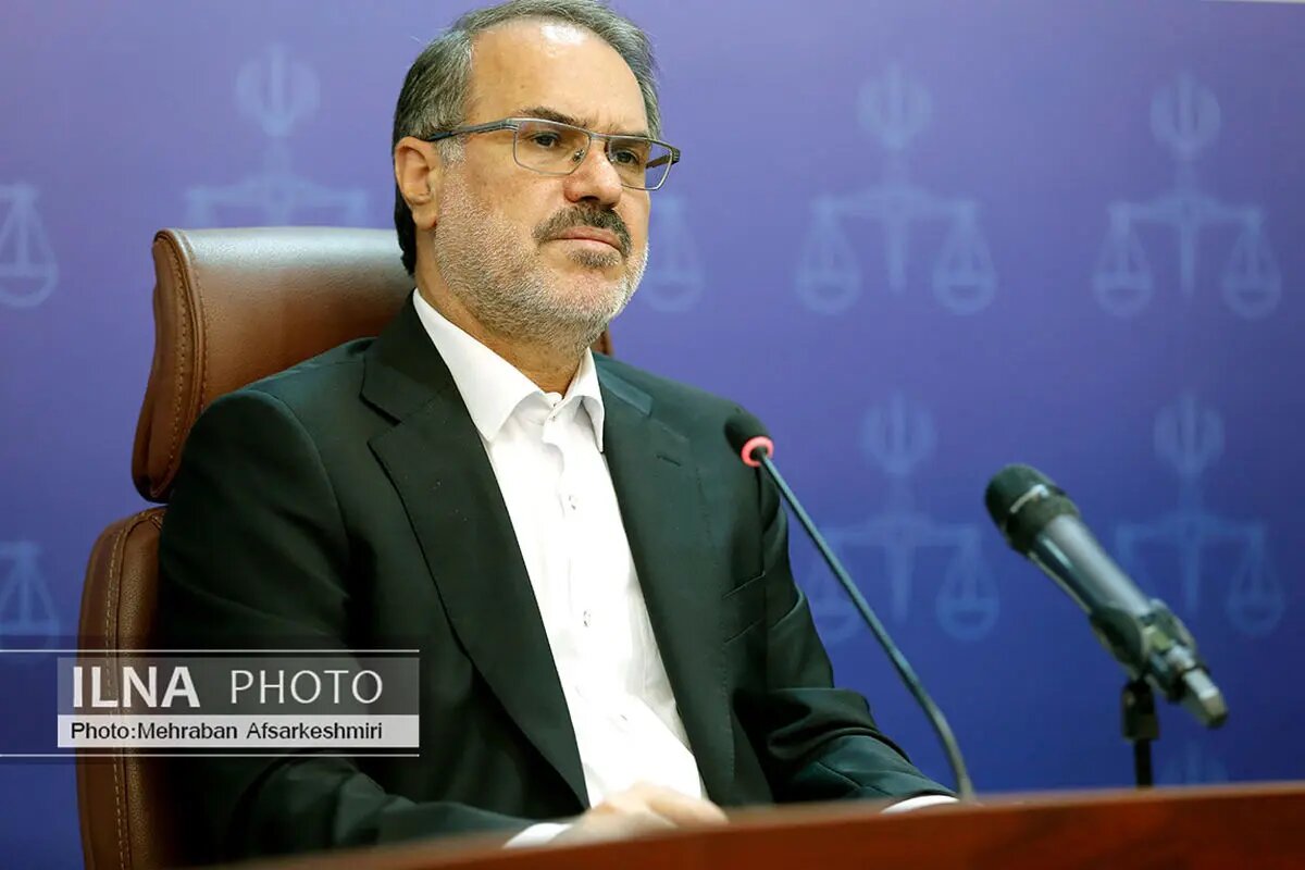 هر مدیری که از عرضه ارز خودداری کند، باید با او برخورد شود