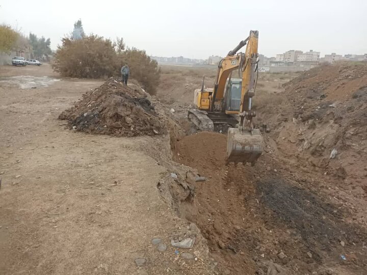 اجرای عملیات لایروبی نقاط حادثه‌خیز مسیل توچال در پاکدشت