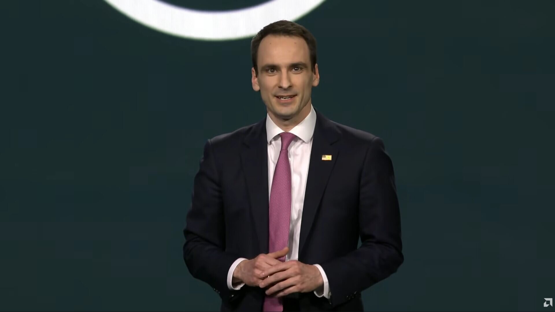 پژوهشگر ایرانی روی صحنه کنفرانس کلیدی «AMD»