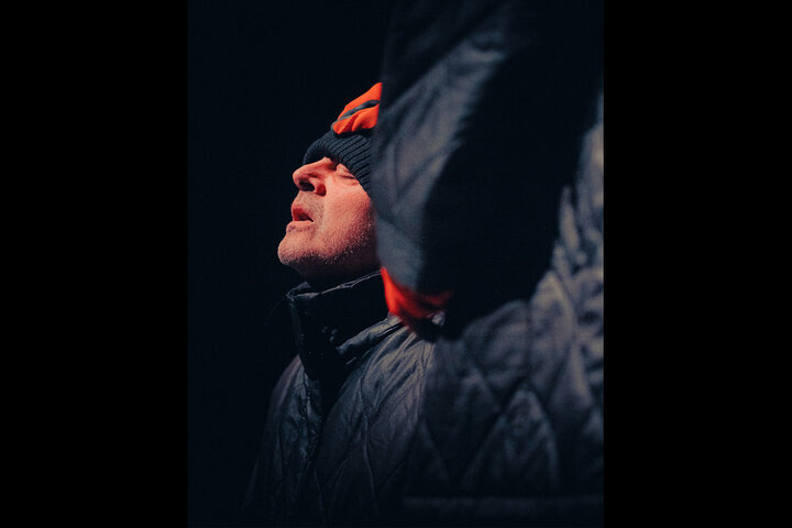 بازیگرانی که ۹ نقش را ایفا میکنند؛ تلاش برای حفظ یگانگی در فرم و اجرا