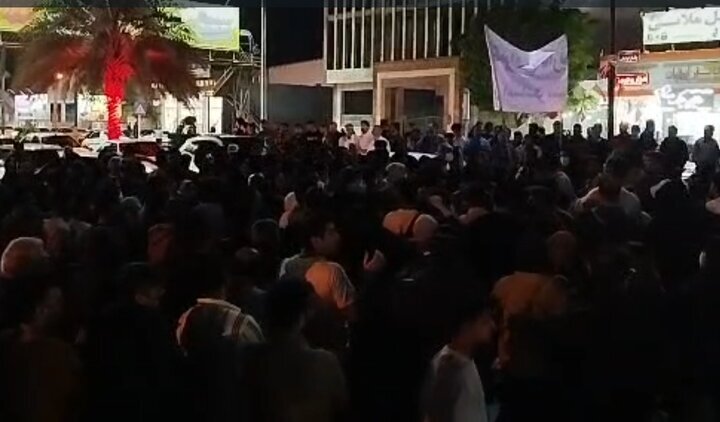 تجمع برخی از افراد در شهر کنگان