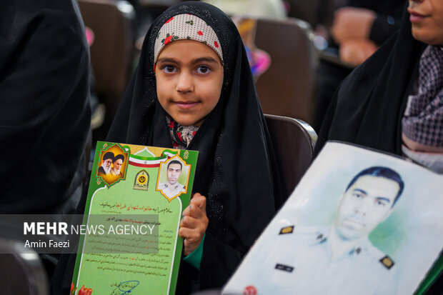 قدردانی دانش‌آموزان گرمساری از مأموران پلیس با اهدای گل