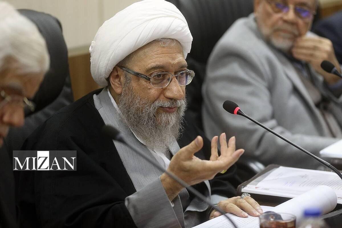 آیت الله آملی لاریجانی: جراحی بزرگ اقتصادی ضروری است ولی در نحوه‌ی اجرا، دولت افکار عمومی و نخبگان را اقناع کند