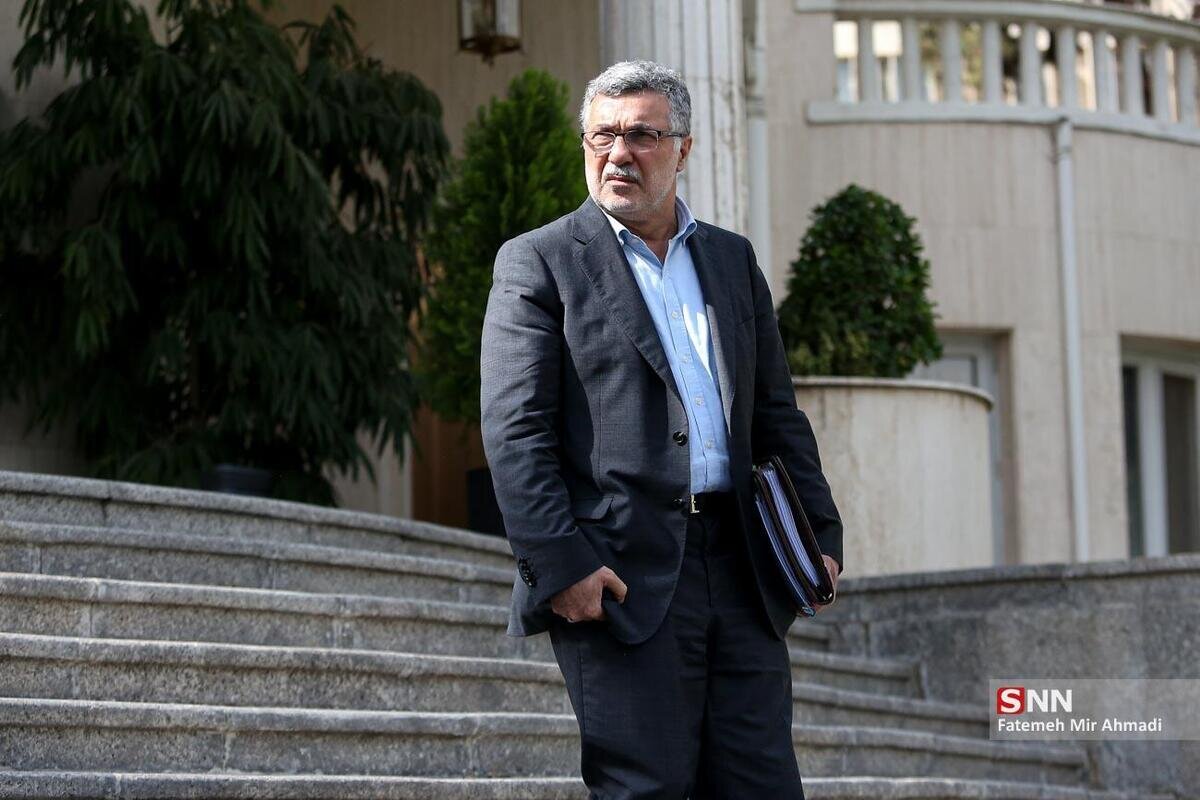 ظفرقندی: فعلا ارز ترجیحی دارو حذف نمیشود / داخل بیمارستان سینا گاز اشکآور زده نشده است + فیلم