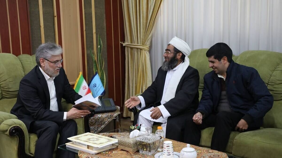 وزیر علوم با پدر دانشجوی مقتول دانشگاه تهران دیدار کرد