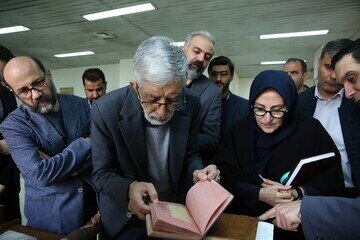 بازدید غلامعلی حداد عادل از گنجینه سازمان اسناد و کتابخانه ملی ایران
