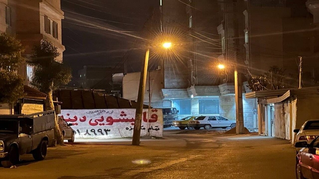 گلایه بابلیها از وضعیت نامناسب تیرهای چراغ برق در برخی از معابر + فیلم