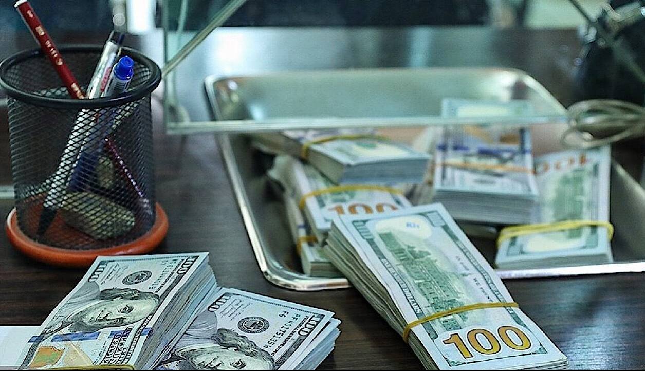 انتقاد تند روزنامه اطلاعات از حذف ارز ترجیحی: بدترین زمان را انتخاب کردید