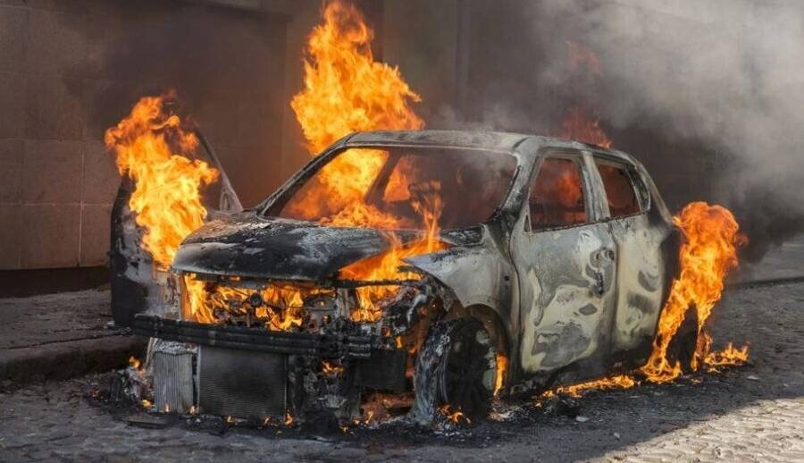 آتش زدن یک زن و ۲ فرزندش درون خودرو؛ مرد انتقامجو دستگیر شد