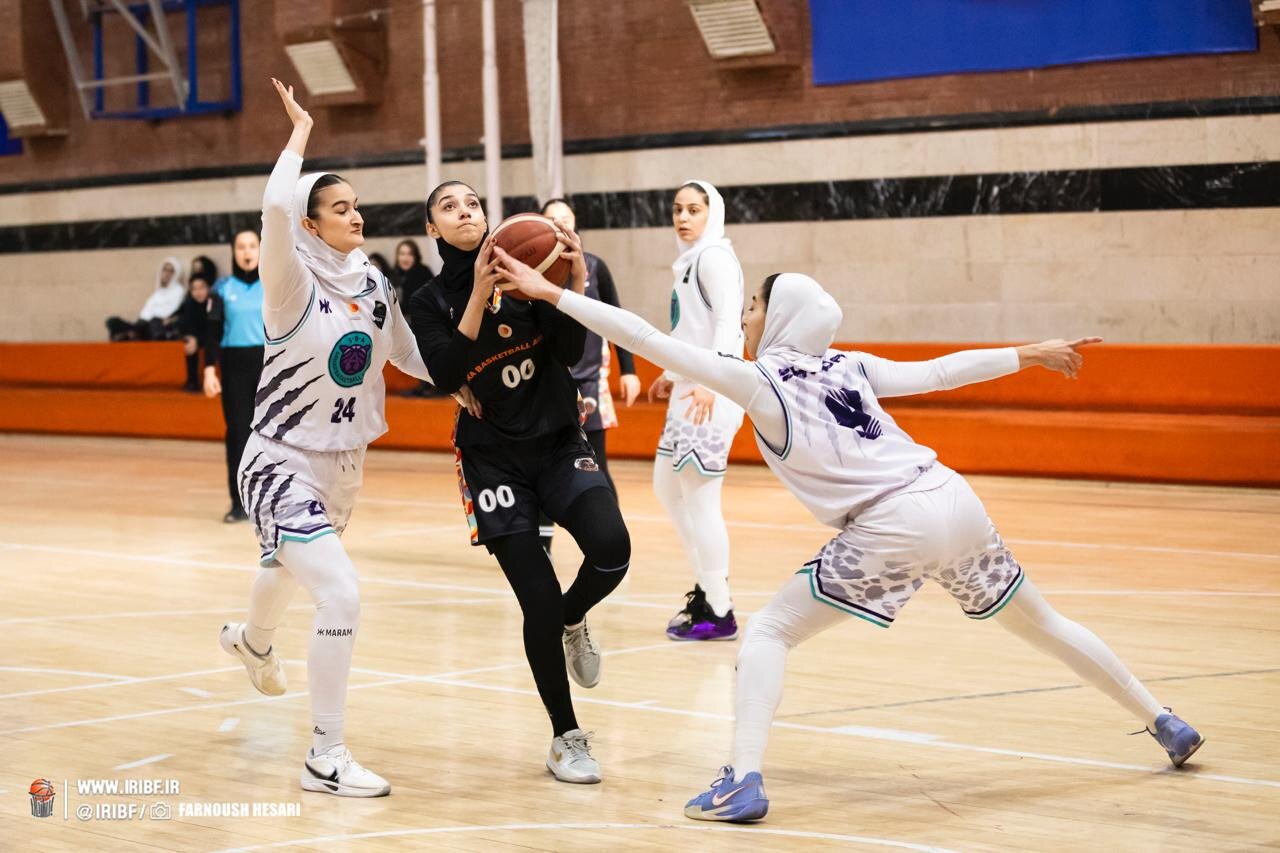 دیدار تیم‌های آکادمی سحر و آکادمی نیکا در هفته چهاردهم بسکتبال زنان