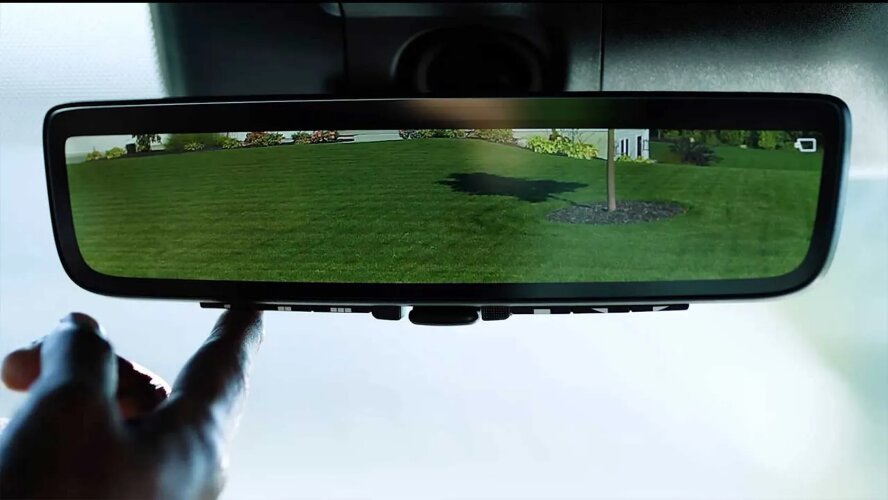 معرفی نسل جدید آینه دیجیتالی، یک کامپیوتر هوشمند بالای سر راننده!