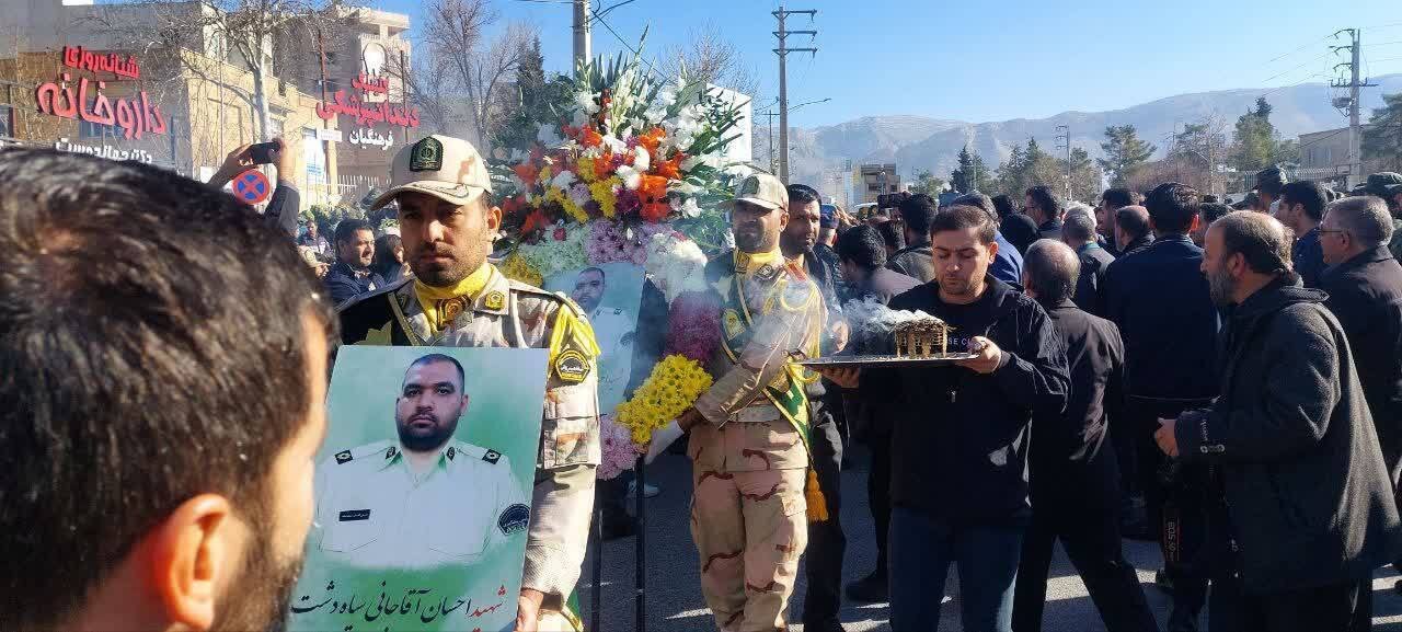 عکس/ تشییع پیکر شهید «احسان آقاجانی» با حضور مردم ایلام