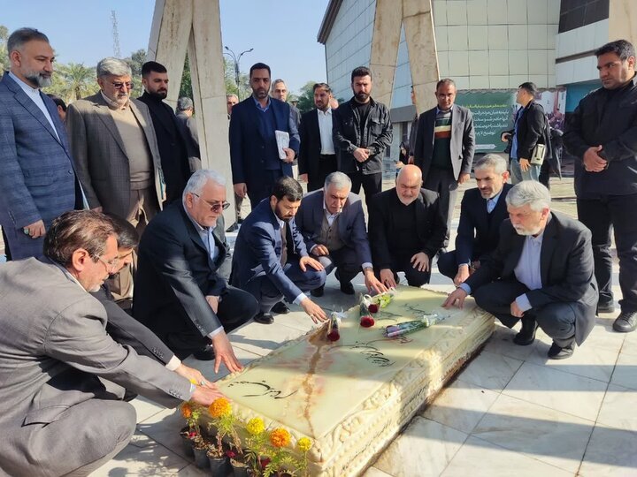 وزیر فرهنگ و ارشاد اسلامی به مقام شهدا در اهواز ادای احترام کرد
