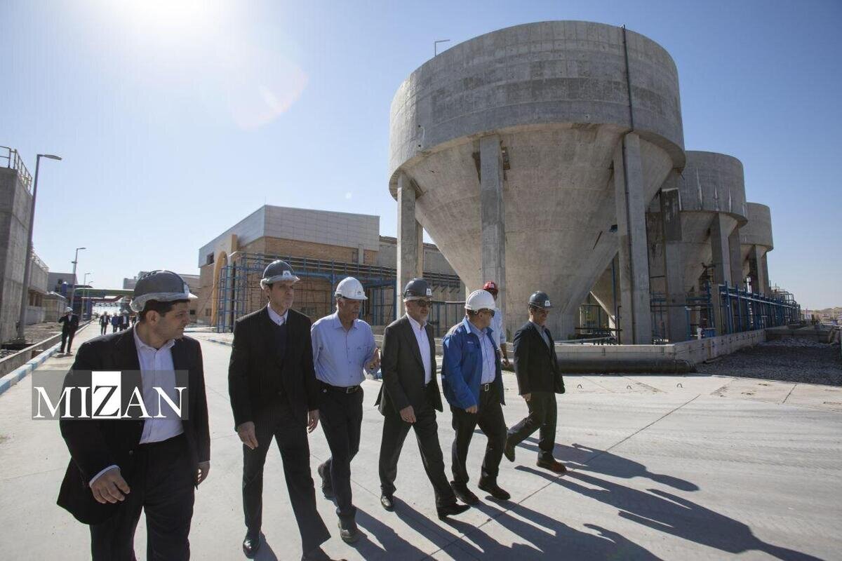 بازدید رئیس سازمان بورس از بزرگترین آبشیرینکن کشور/ تأکید صیدی بر نقش راهبردی شرکت آب آسیا در حل بحران آب