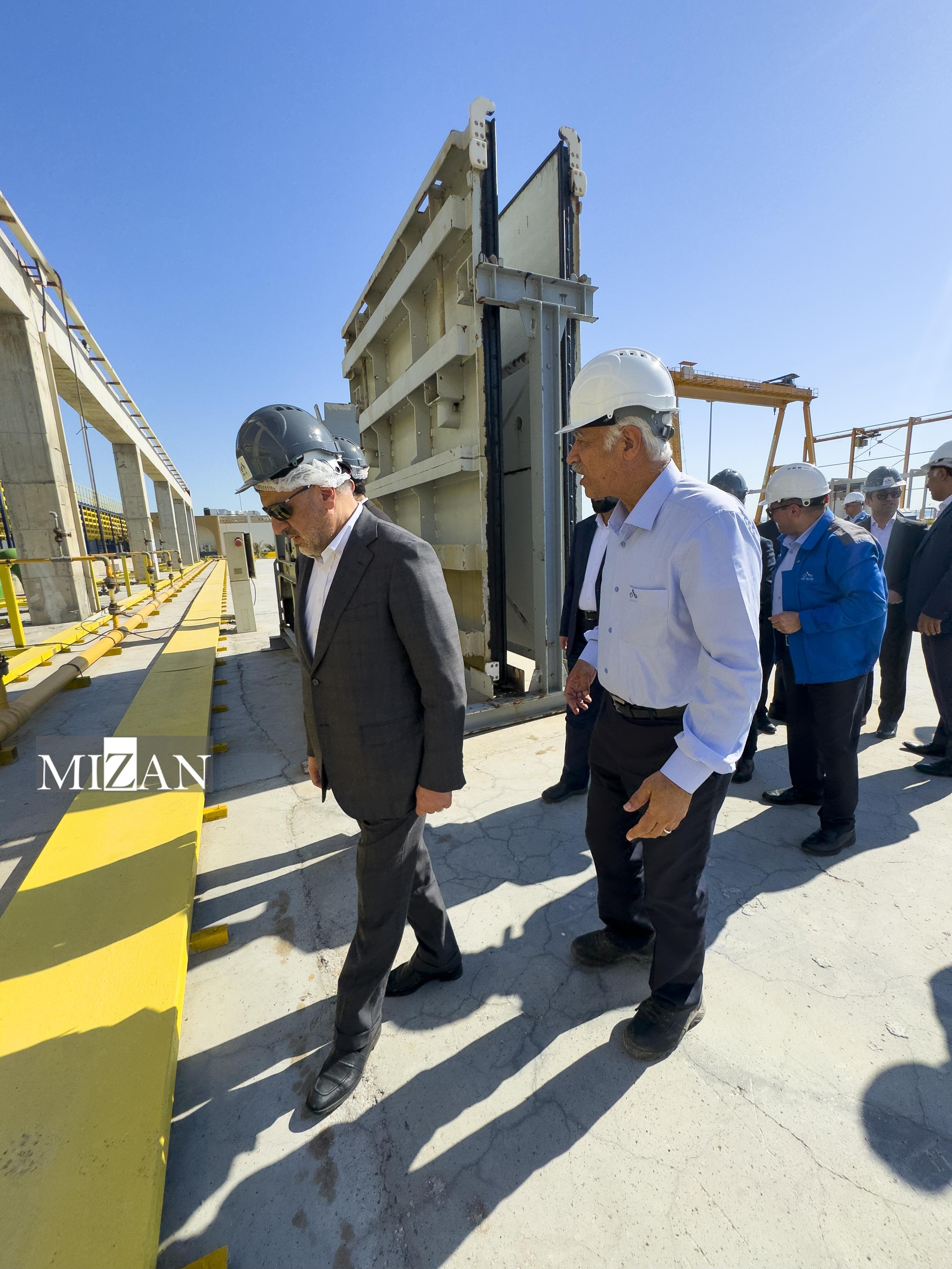 بازدید رئیس سازمان بورس از بزرگترین آبشیرینکن کشور/ تأکید صیدی بر نقش راهبردی شرکت آب آسیا در حل بحران آب