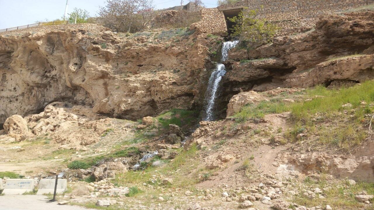 گلایه اهالی روستای بهرام بیگی از کم آبی آبشار فصلی + عکس