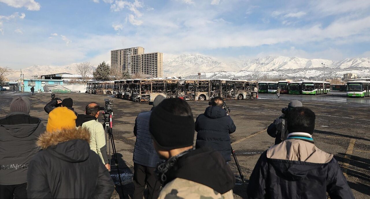 بازدید سفرا و خبرنگاران خارجی از آثار به‌جامانده آشوب‌ها بر پیکر شهر