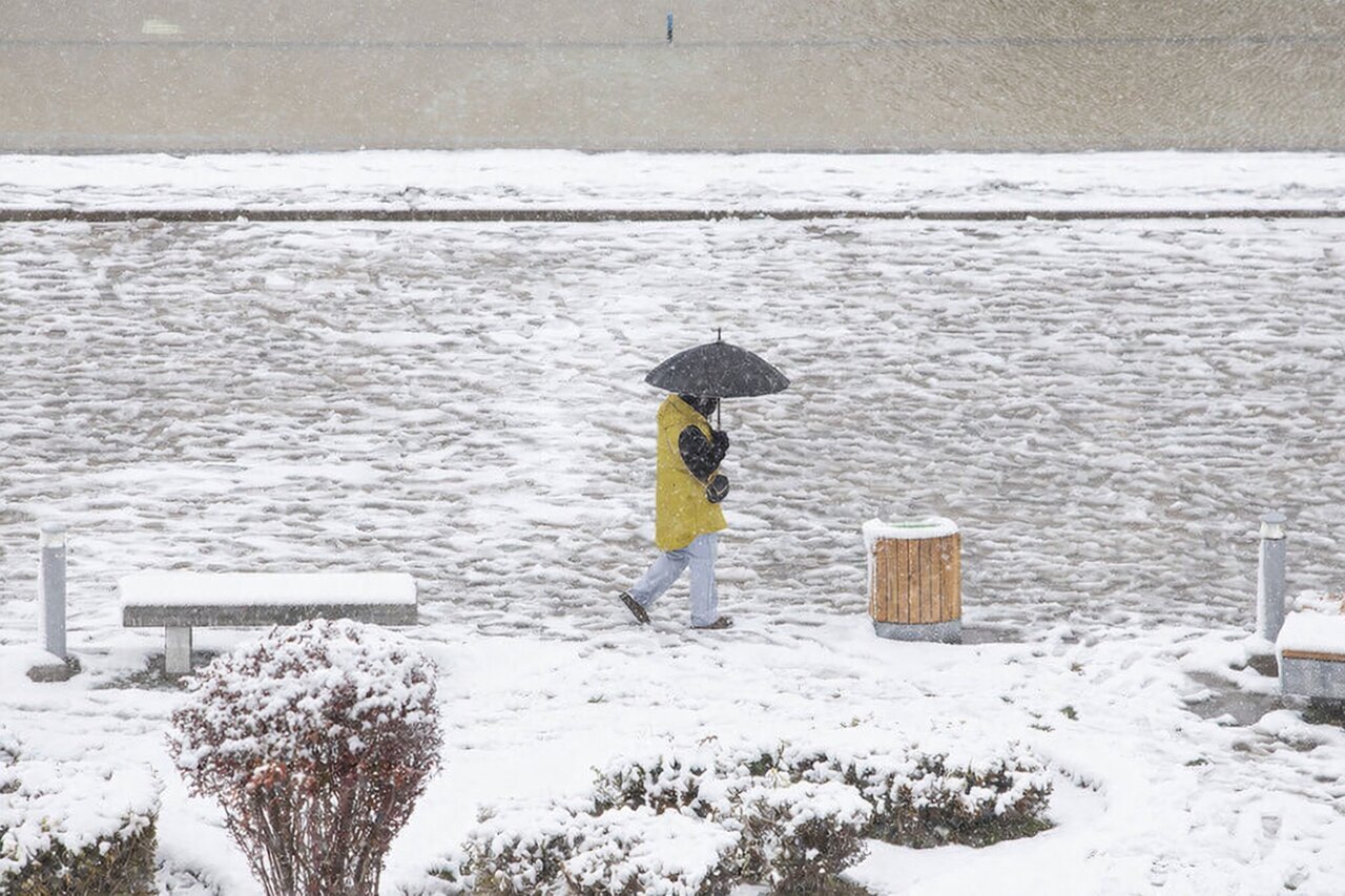 چطور روی برف یخ‌زده راه برویم و سُر نخوریم؟ | ترفندی ساده برای روزهای سرد و برفی