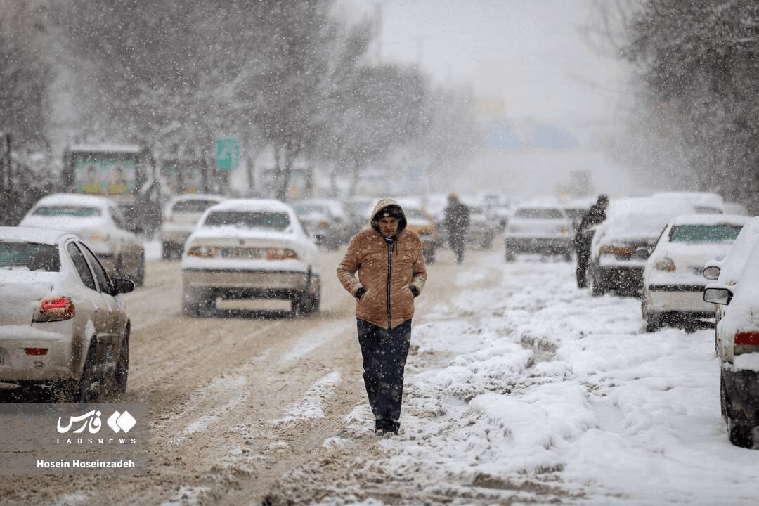 چطور روی برف یخ‌زده راه برویم و سُر نخوریم؟ | ترفندی ساده برای روزهای سرد و برفی