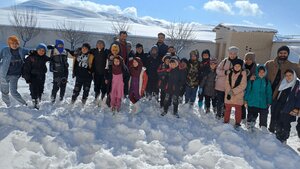 عکس/ امدادرسانی دانشآموزان روستای «اولیکندی» تبریز به معلم گیرافتاده در برف