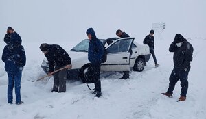 عکس/ امدادرسانی دانشآموزان روستای «اولیکندی» تبریز به معلم گیرافتاده در برف