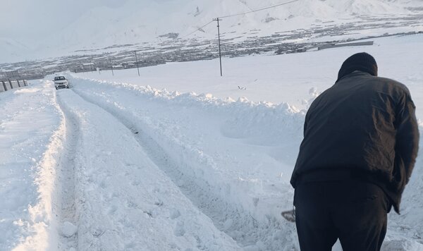 عکس/ امدادرسانی دانشآموزان روستای «اولیکندی» تبریز به معلم گیرافتاده در برف