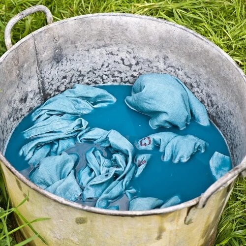 چگونه در خانه لباس رنگ کنیم؟